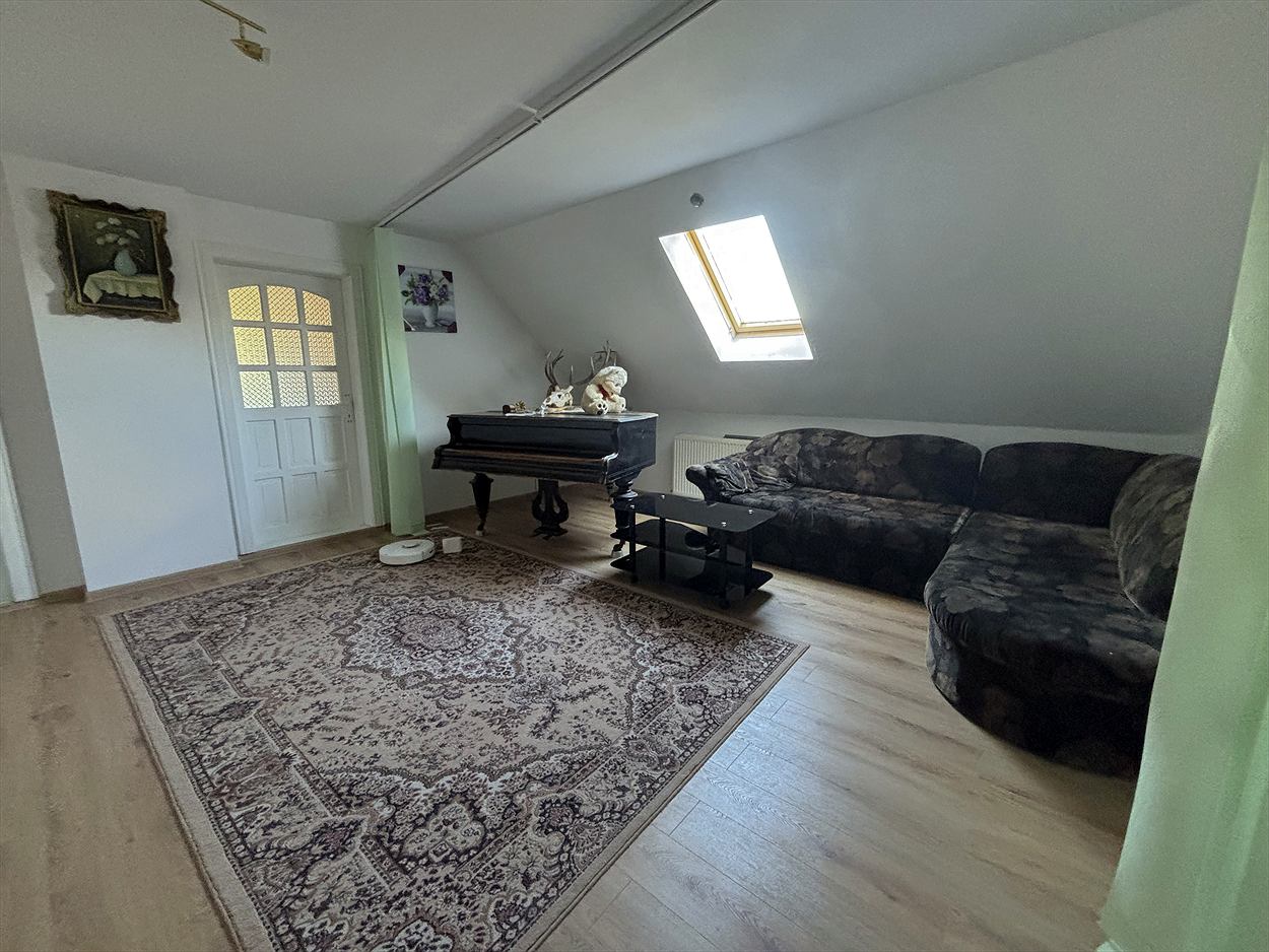 Nappali kanapékkal az emeleten — Vakaria Apartman, Gyergyószárhegy